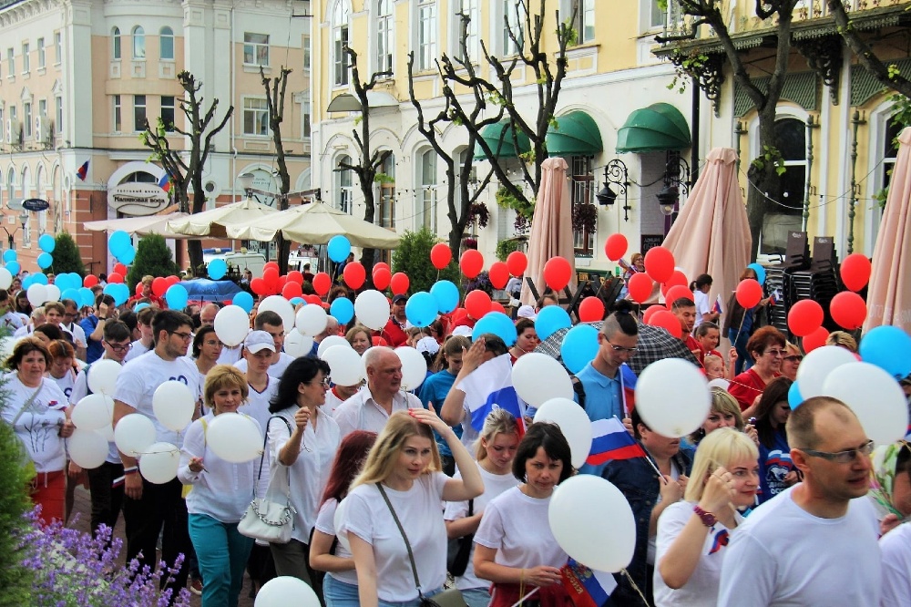 День России. Торжественное шествие и поднятие флагов