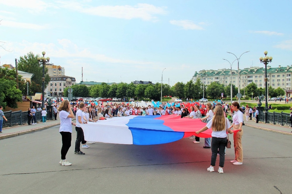 День России. Торжественное шествие и поднятие флагов